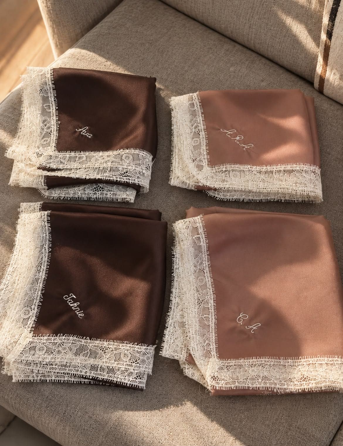 Prénoms brodés sur des foulards chocolat et moka