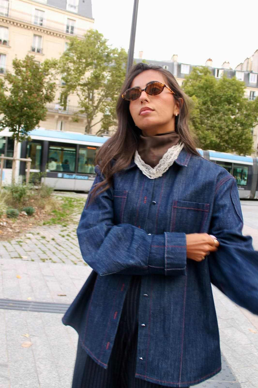 Iconique Moka — foulard en soie moka porté