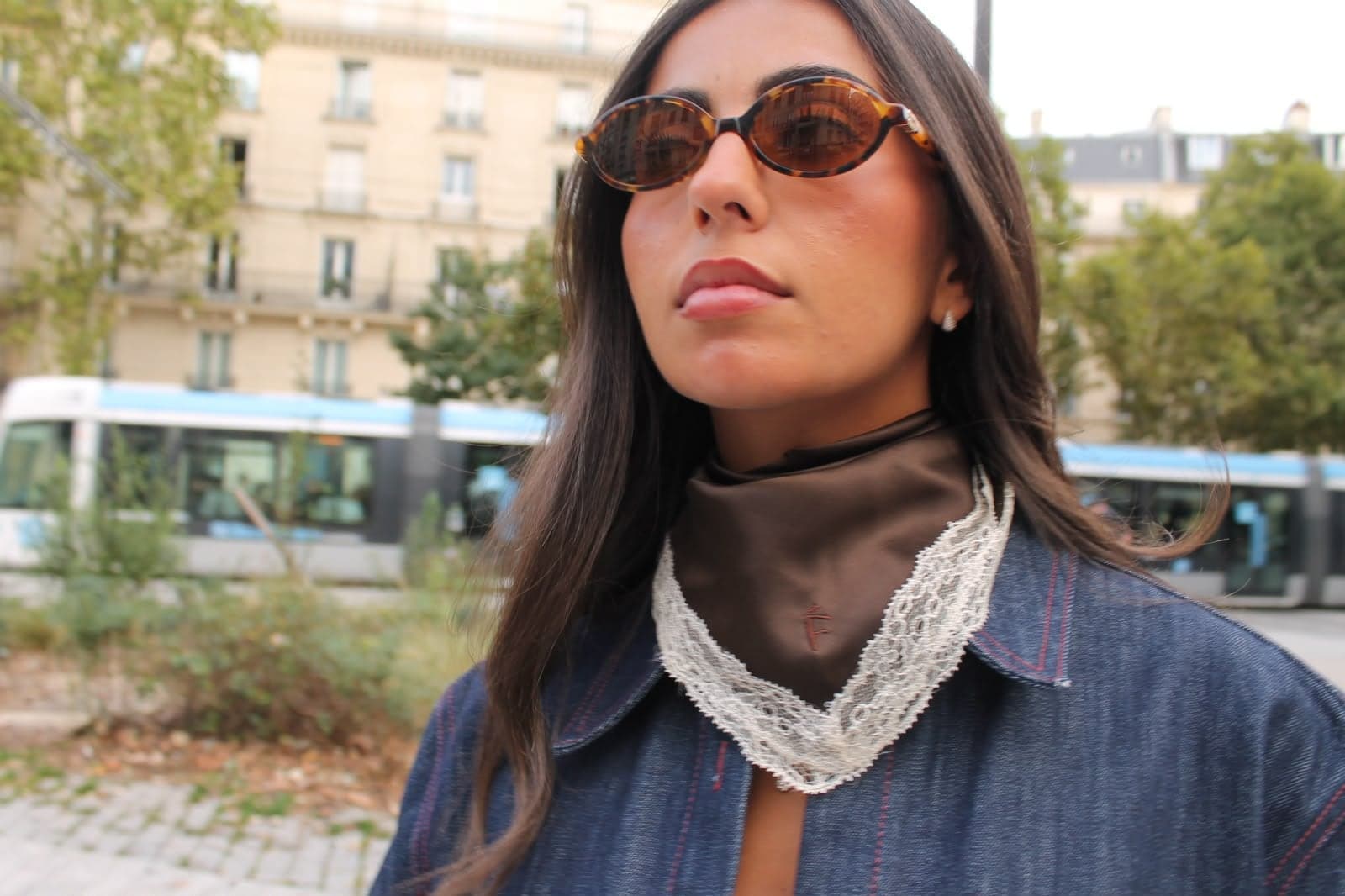 Iconique Moka — foulard en soie moka porté