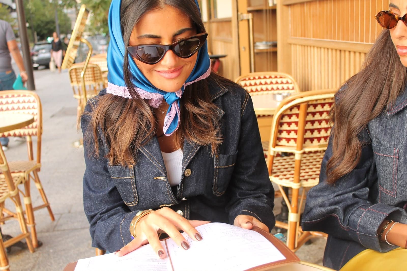 Foulard bleu ciel porté en foulard de tête en terrasse