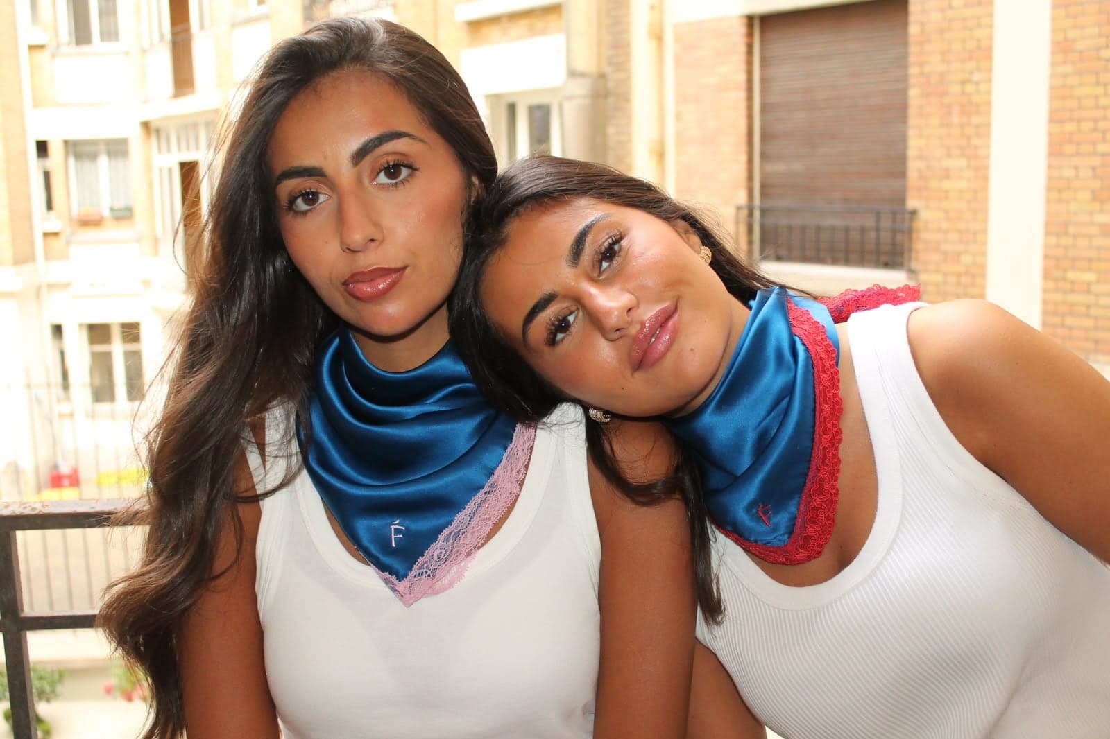 Deux amies portant des foulards cobalt bordés de dentelle
