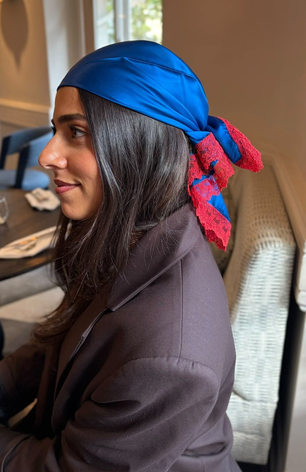 Saphir Grenat — foulard en soie bleu saphir porté