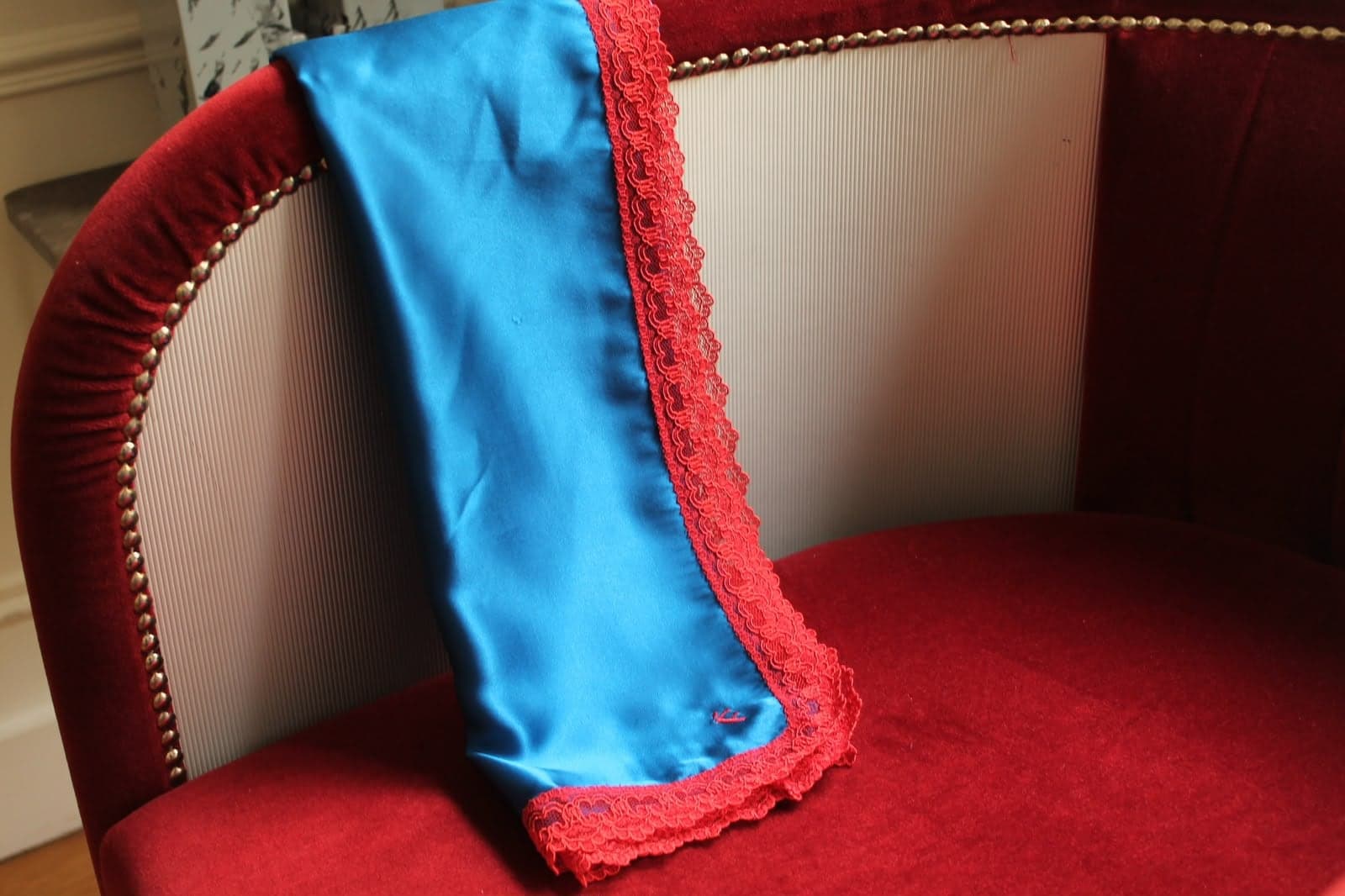 Saphir Grenat — foulard en soie bleu saphir porté
