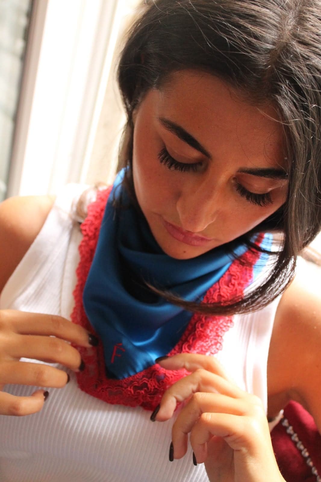 Saphir Grenat — foulard en soie bleu saphir porté