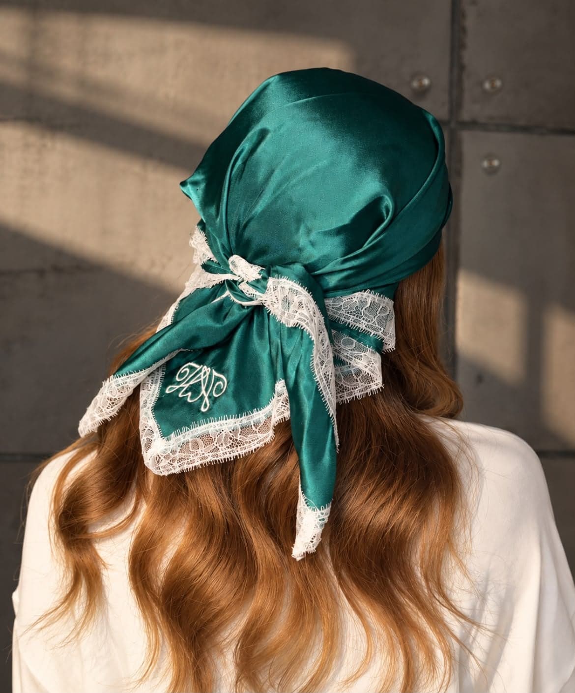 Iconique Émeraude — foulard en soie vert émeraude porté