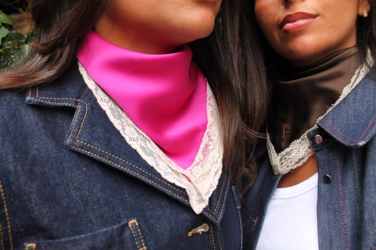 Iconique Fuchsia — foulard en soie fuchsia porté