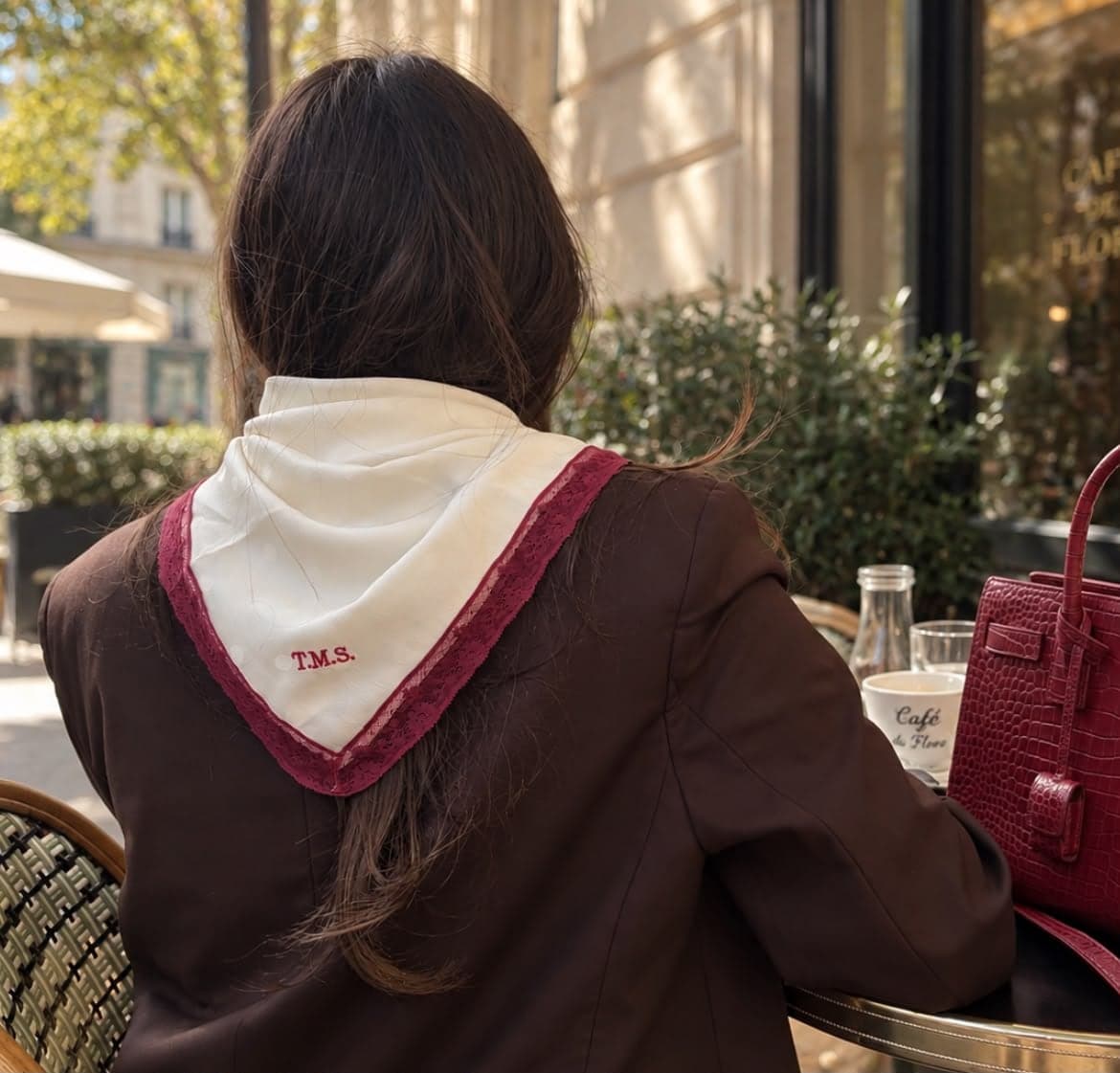 Initiales T.M.S. brodées sur un foulard ivoire