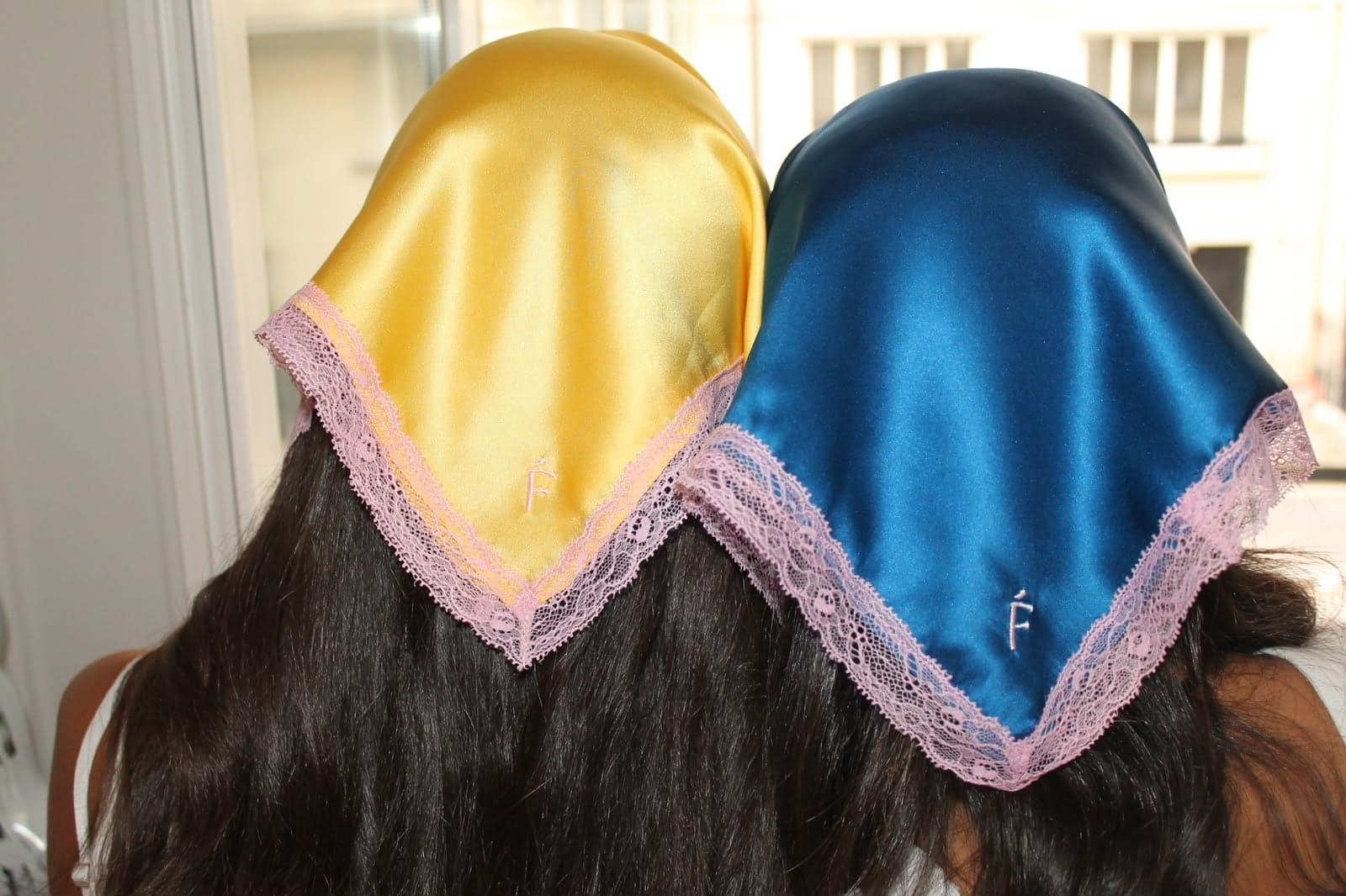 Sol Rose Poudré — foulard en soie jaune mimosa porté