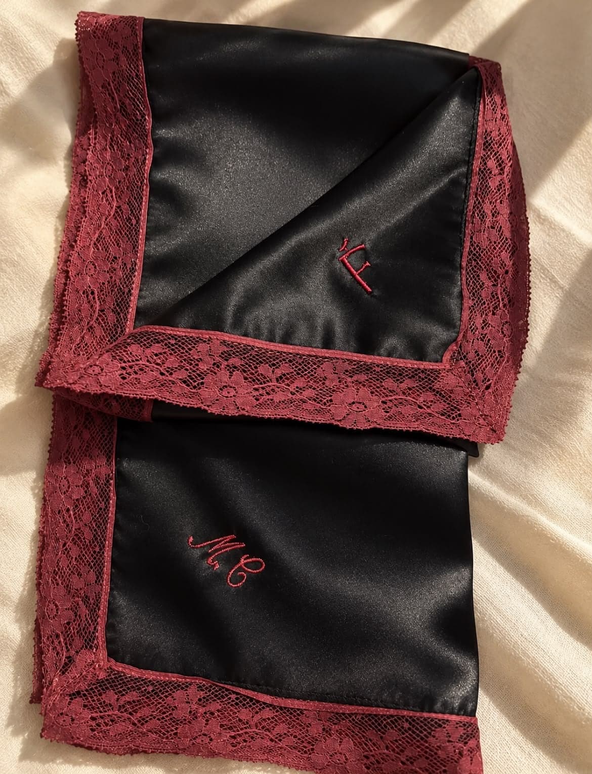 Foulard noir à dentelle bordeaux brodé d'initiales