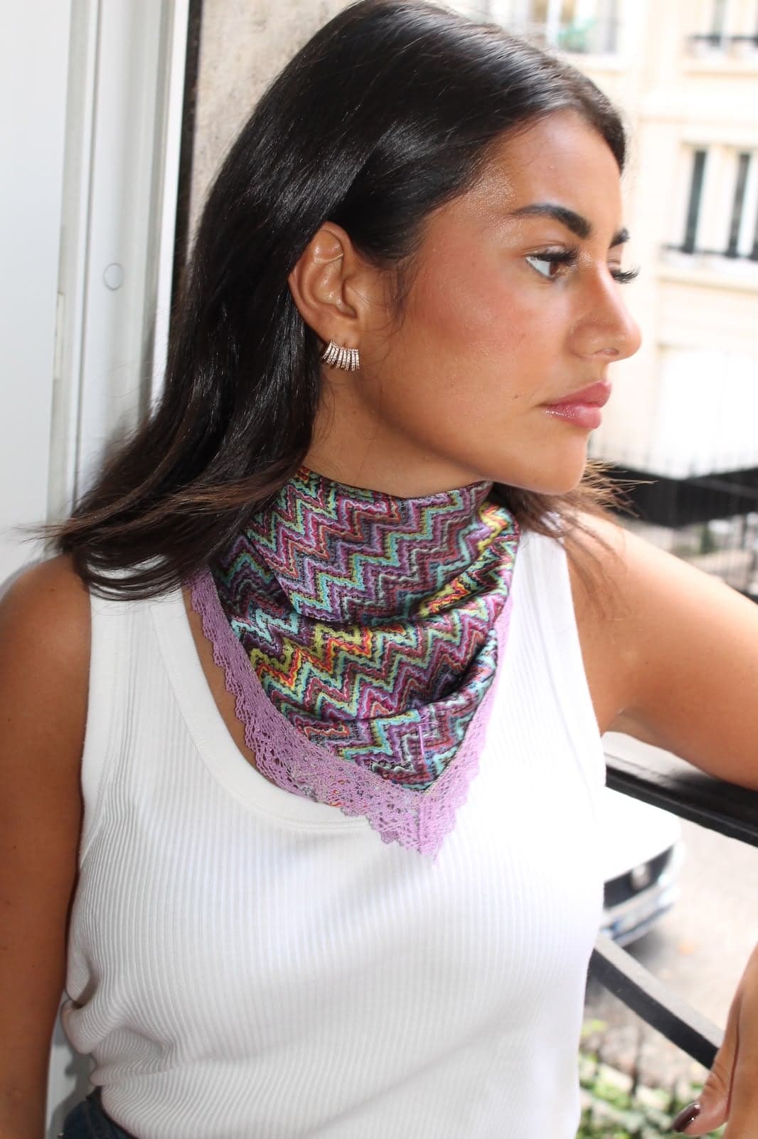 Le Zigzag — foulard en soie imprimé zigzag porté