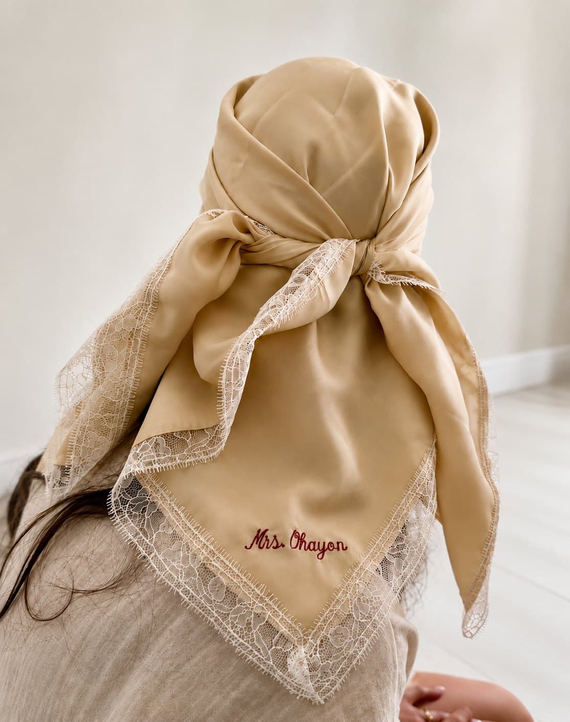 Iconique Beige — foulard en soie beige sable porté